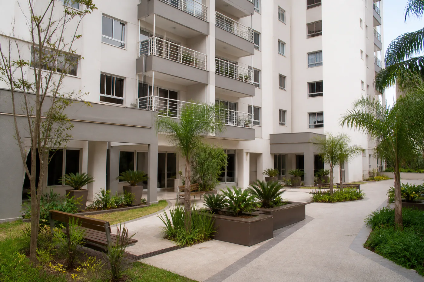 Edifício residencial e área comum de condomínio